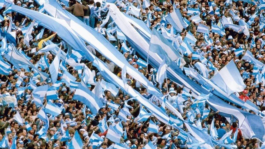 _¿Cábala futbolera 3 de cada 10 argentinos usan la misma camiseta durante todo un torneo cuando viajan para ver su equipo, según Booking (6)